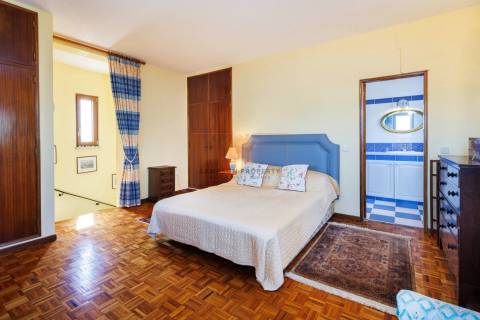 Para venda em Carvoeiro, moradia com 4 quartos, garagem e piscina