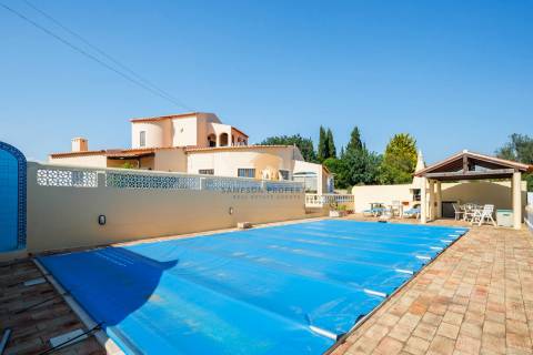 Para venda em Carvoeiro, moradia com 4 quartos, garagem e piscina