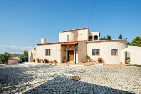 Para venda em Carvoeiro, moradia com 4 quartos, garagem e piscina