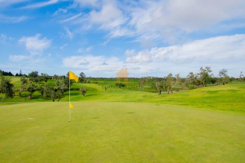 Para venda em Carvoeiro, apartamento T2 no primeiro andar com vistas deslumbrantes para o golfe