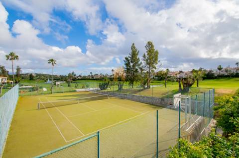 Para venda em Carvoeiro, apartamento T2 no primeiro andar com vistas deslumbrantes para o golfe