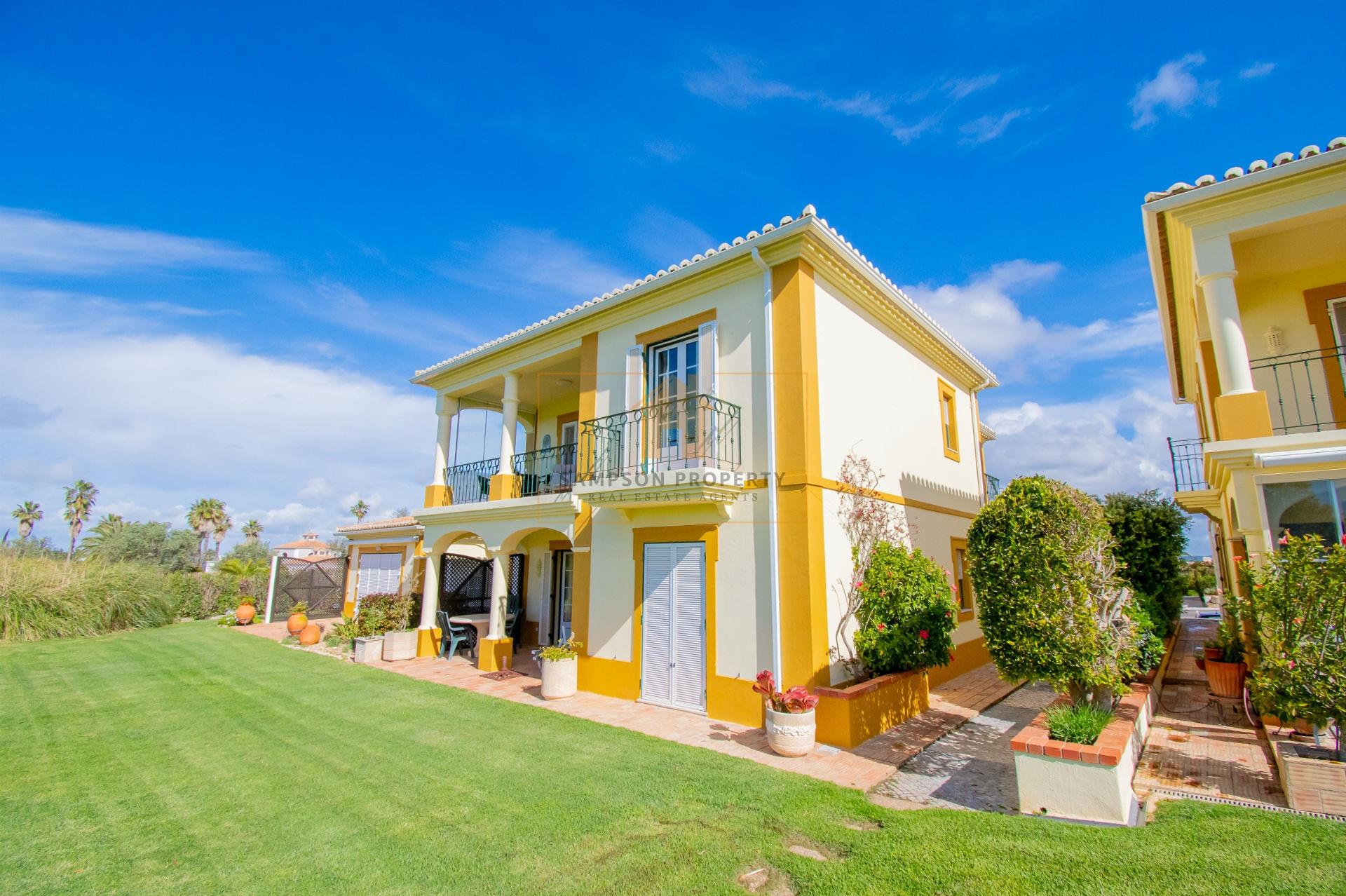 Para venda em Carvoeiro, apartamento T2 no primeiro andar com vistas deslumbrantes para o golfe