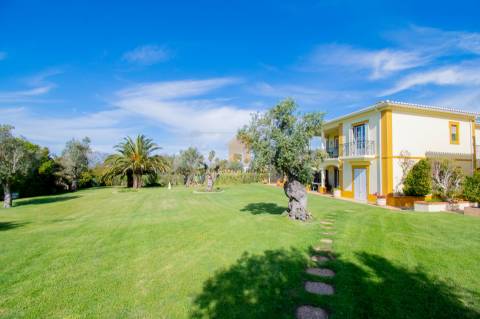 Para venda em Carvoeiro, apartamento T2 no primeiro andar com vistas deslumbrantes para o golfe