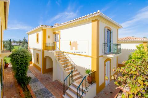 Para venda em Carvoeiro, apartamento T2 no primeiro andar com vistas deslumbrantes para o golfe