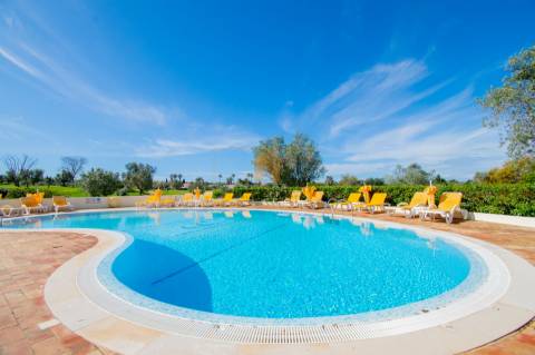 Para venda em Carvoeiro, apartamento T2 no primeiro andar com vistas deslumbrantes para o golfe