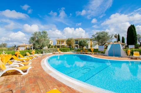 Para venda em Carvoeiro, apartamento T2 no primeiro andar com vistas deslumbrantes para o golfe