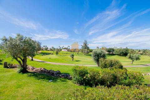 Para venda em Carvoeiro, apartamento T2 no primeiro andar com vistas deslumbrantes para o golfe