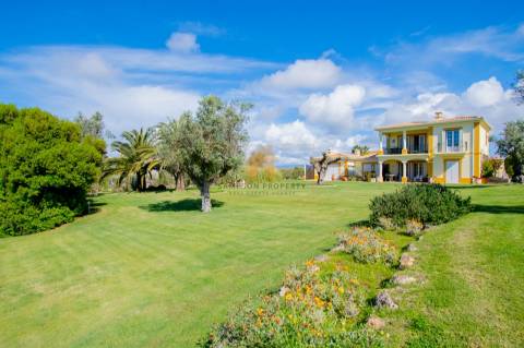 Para venda em Carvoeiro, apartamento T2 no primeiro andar com vistas deslumbrantes para o golfe