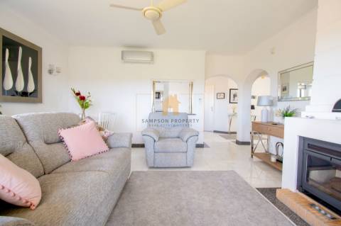 Para venda em Carvoeiro, apartamento T2 no primeiro andar com vistas deslumbrantes para o golfe