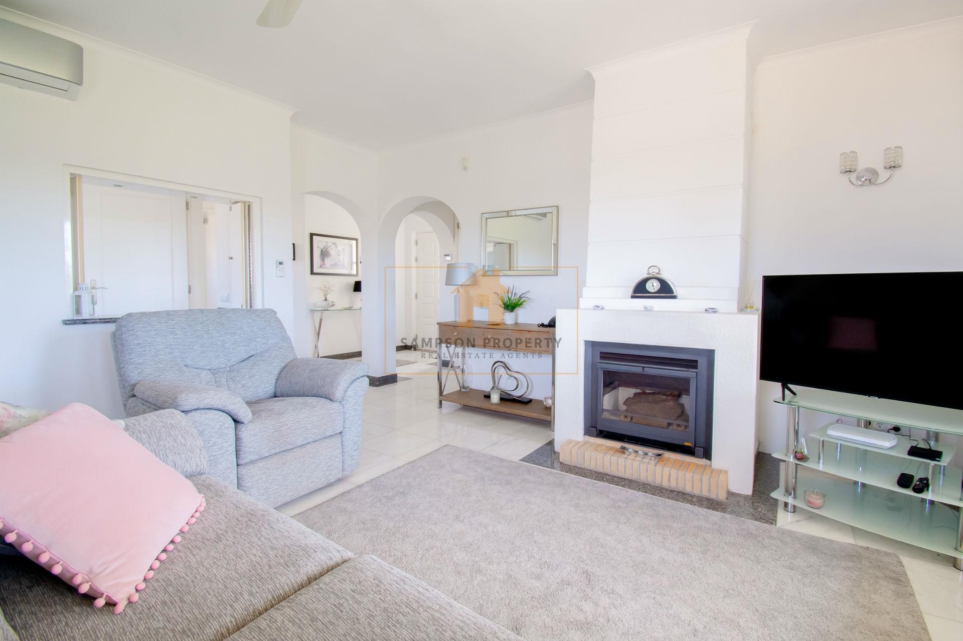 Para venda em Carvoeiro, apartamento T2 no primeiro andar com vistas deslumbrantes para o golfe