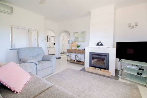 Para venda em Carvoeiro, apartamento T2 no primeiro andar com vistas deslumbrantes para o golfe