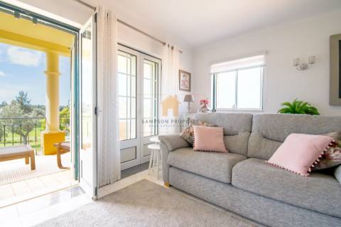 Para venda em Carvoeiro, apartamento T2 no primeiro andar com vistas deslumbrantes para o golfe