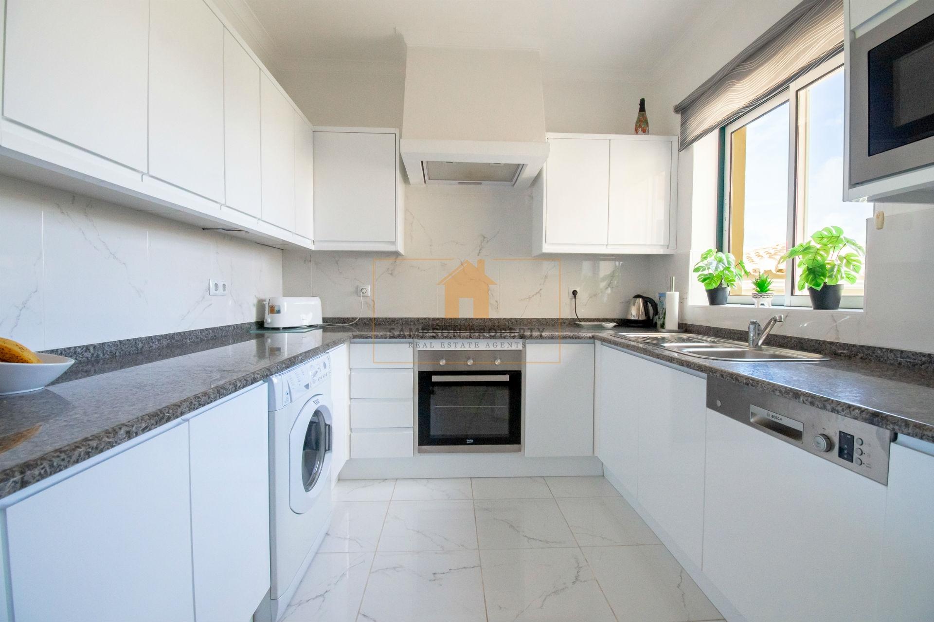 Para venda em Carvoeiro, apartamento T2 no primeiro andar com vistas deslumbrantes para o golfe