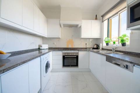 Para venda em Carvoeiro, apartamento T2 no primeiro andar com vistas deslumbrantes para o golfe