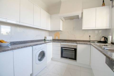 Para venda em Carvoeiro, apartamento T2 no primeiro andar com vistas deslumbrantes para o golfe