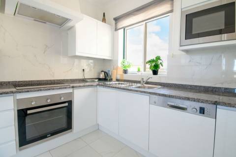 Para venda em Carvoeiro, apartamento T2 no primeiro andar com vistas deslumbrantes para o golfe