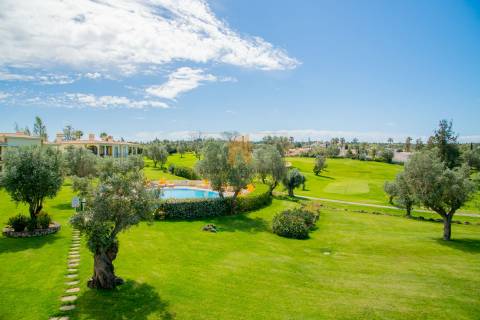 Para venda em Carvoeiro, apartamento T2 no primeiro andar com vistas deslumbrantes para o golfe