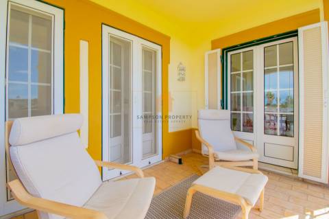 Para venda em Carvoeiro, apartamento T2 no primeiro andar com vistas deslumbrantes para o golfe