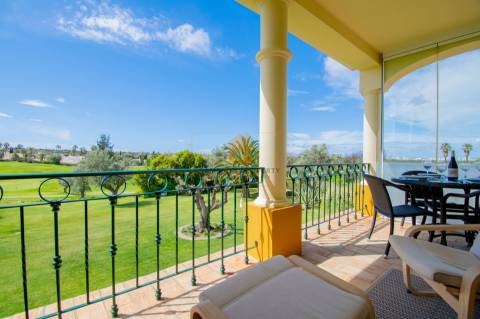 Para venda em Carvoeiro, apartamento T2 no primeiro andar com vistas deslumbrantes para o golfe