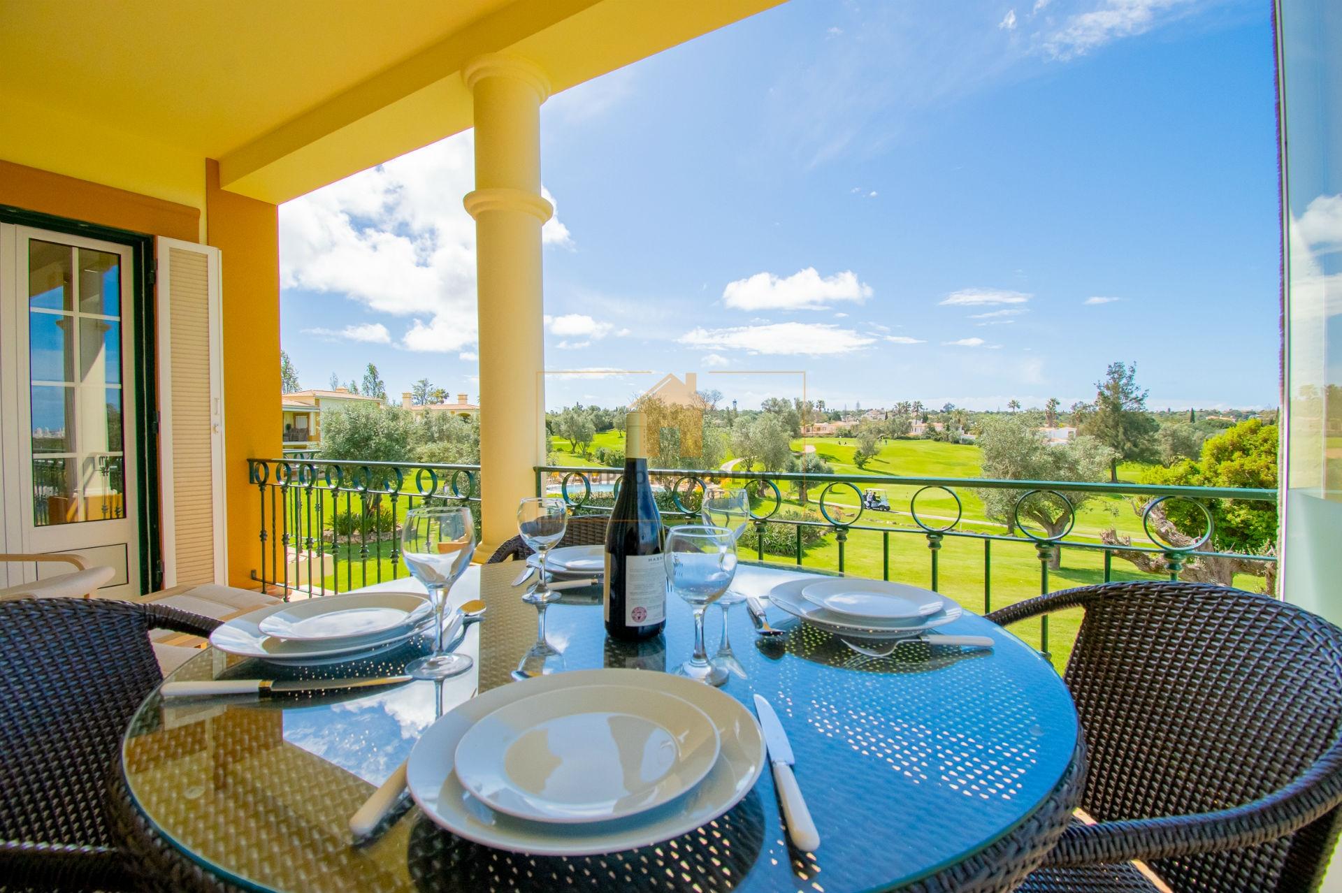 Para venda em Carvoeiro, apartamento T2 no primeiro andar com vistas deslumbrantes para o golfe