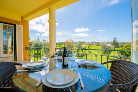 Para venda em Carvoeiro, apartamento T2 no primeiro andar com vistas deslumbrantes para o golfe