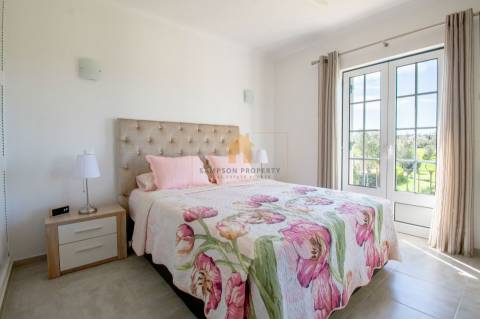 Para venda em Carvoeiro, apartamento T2 no primeiro andar com vistas deslumbrantes para o golfe