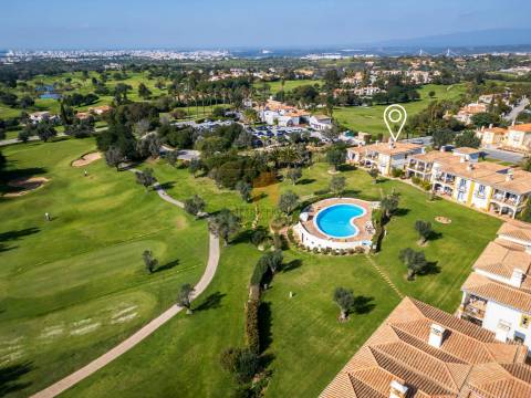 Para venda em Carvoeiro, apartamento T2 no primeiro andar com vistas deslumbrantes para o golfe