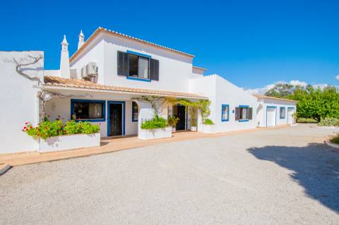 Moradia T4 para venda com amplo terreno no Carvoeiro Clube