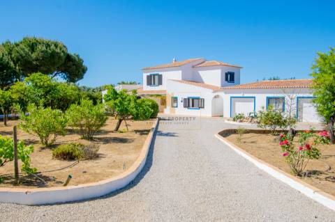 Moradia T4 para venda com amplo terreno no Carvoeiro Clube