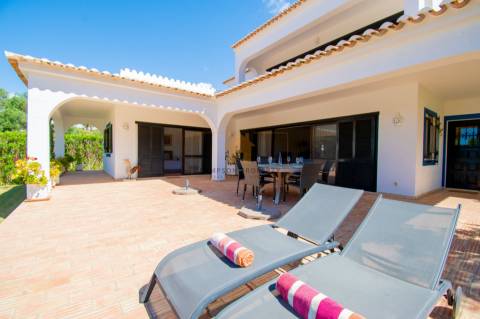 Moradia T4 para venda com amplo terreno no Carvoeiro Clube