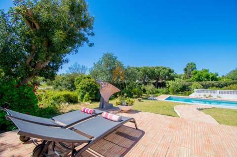 Moradia T4 para venda com amplo terreno no Carvoeiro Clube