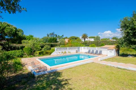 Moradia T4 para venda com amplo terreno no Carvoeiro Clube