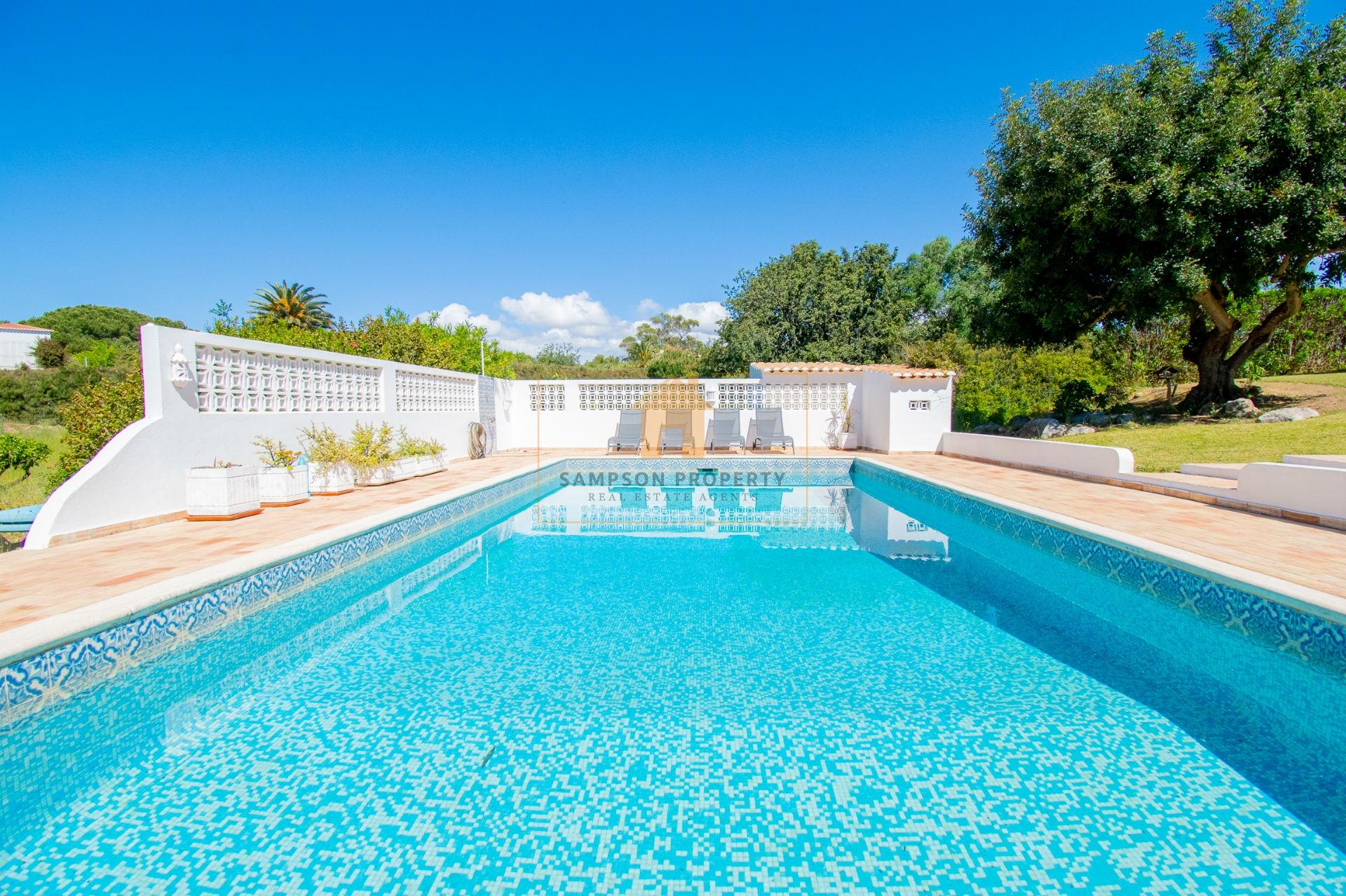 Moradia T4 para venda com amplo terreno no Carvoeiro Clube