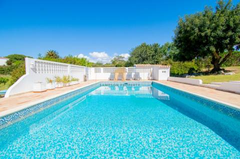 Moradia T4 para venda com amplo terreno no Carvoeiro Clube