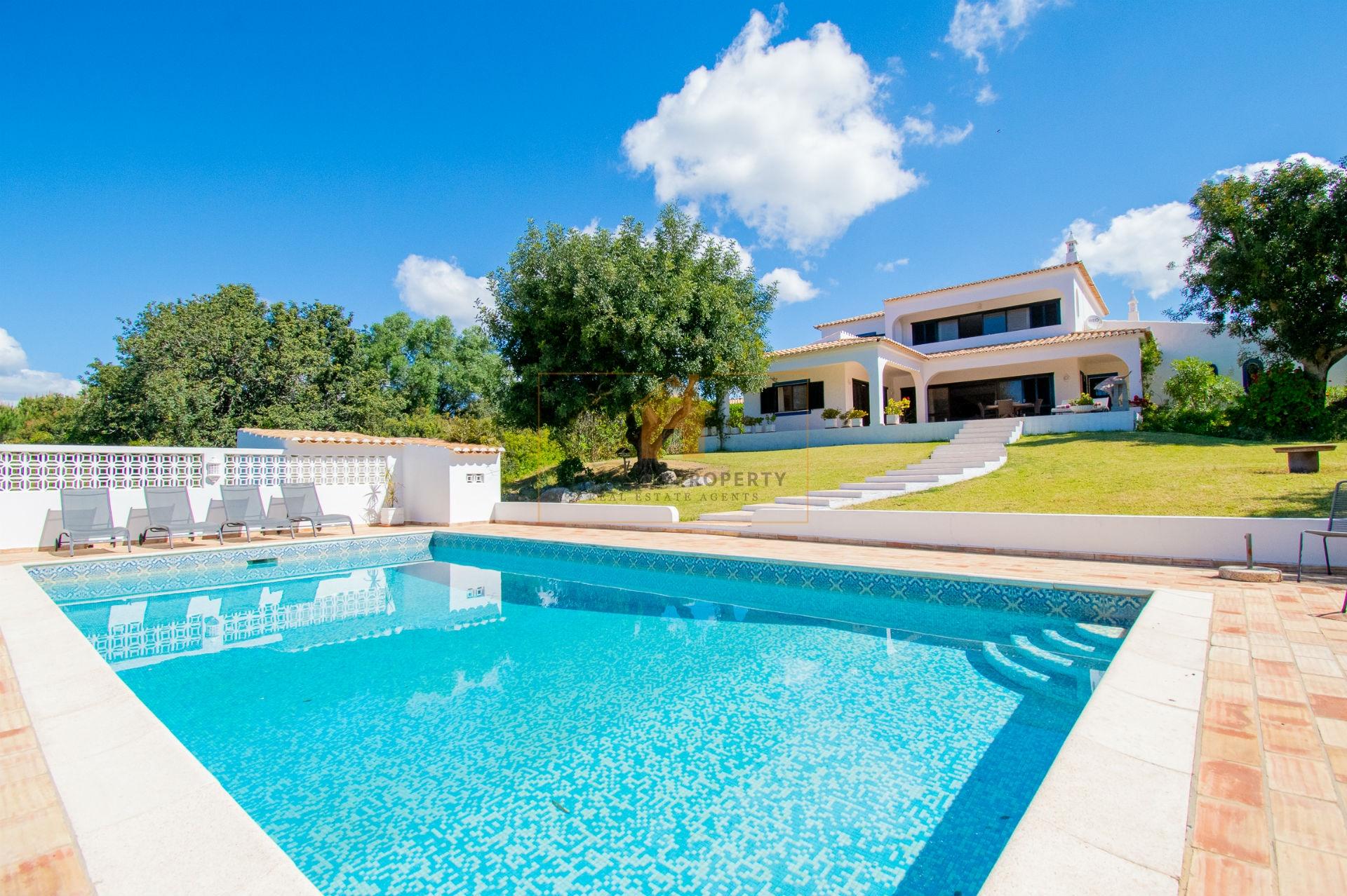 Moradia T4 para venda com amplo terreno no Carvoeiro Clube