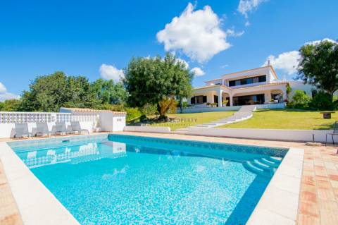 Moradia T4 para venda com amplo terreno no Carvoeiro Clube