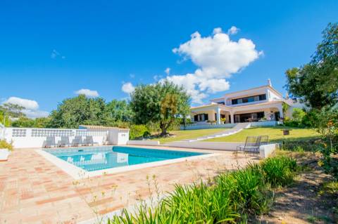 Moradia T4 para venda com amplo terreno no Carvoeiro Clube