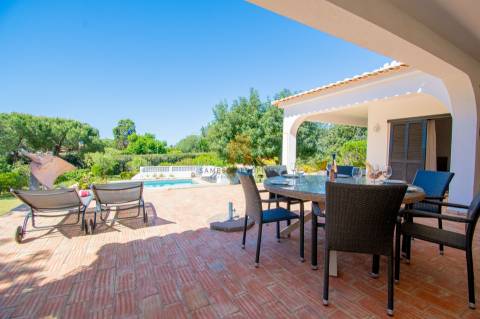 Moradia T4 para venda com amplo terreno no Carvoeiro Clube