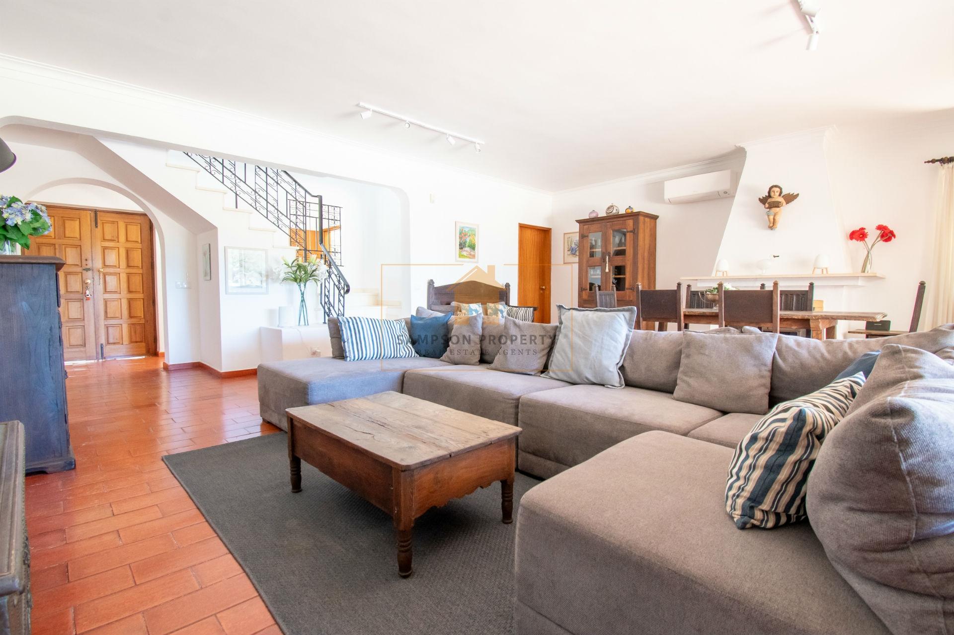 Moradia T4 para venda com amplo terreno no Carvoeiro Clube