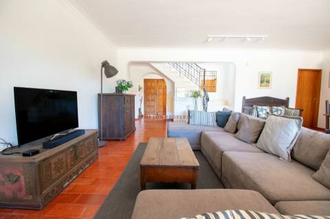 Moradia T4 para venda com amplo terreno no Carvoeiro Clube