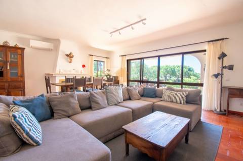 Moradia T4 para venda com amplo terreno no Carvoeiro Clube