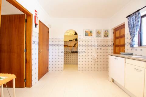 Moradia T4 para venda com amplo terreno no Carvoeiro Clube