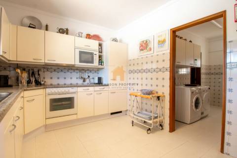 Moradia T4 para venda com amplo terreno no Carvoeiro Clube