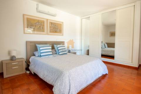 Moradia T4 para venda com amplo terreno no Carvoeiro Clube