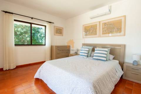 Moradia T4 para venda com amplo terreno no Carvoeiro Clube