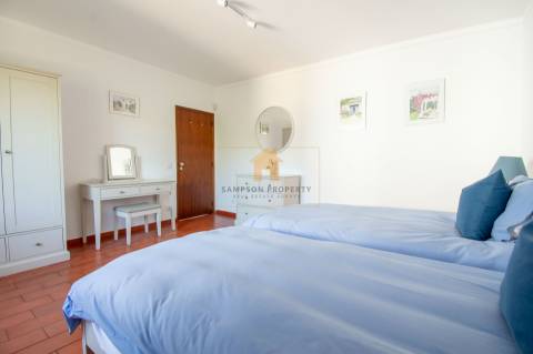 Moradia T4 para venda com amplo terreno no Carvoeiro Clube