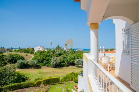 Apartamento T2 espaçoso para venda com vista mar em Carvoeiro