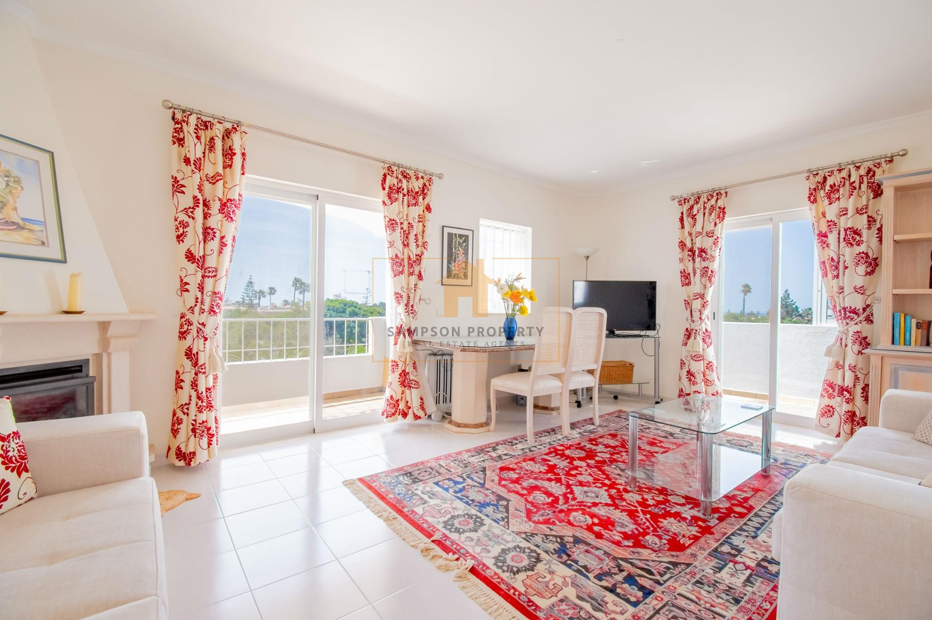 Apartamento T2 espaçoso para venda com vista mar em Carvoeiro