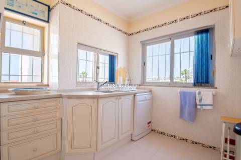 Apartamento T2 espaçoso para venda com vista mar em Carvoeiro