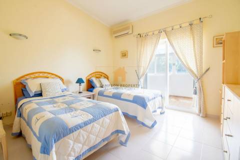 Apartamento T2 espaçoso para venda com vista mar em Carvoeiro